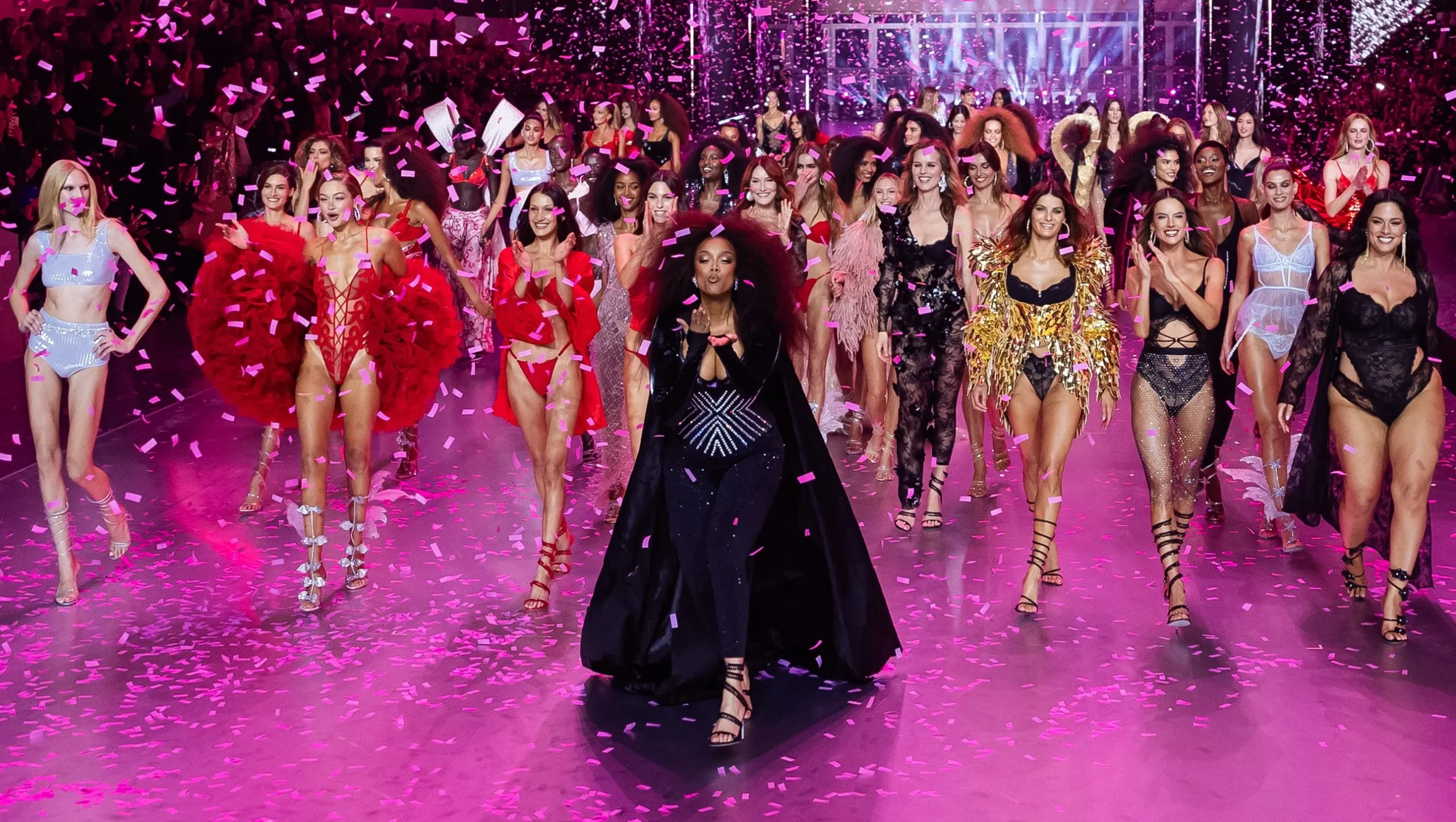 kemeriahan-victorias-secret-fashion-show-2024-tyra-banks-dan-kate-moss-jadi-bintang-utama-di-panggung-peragaan-busana