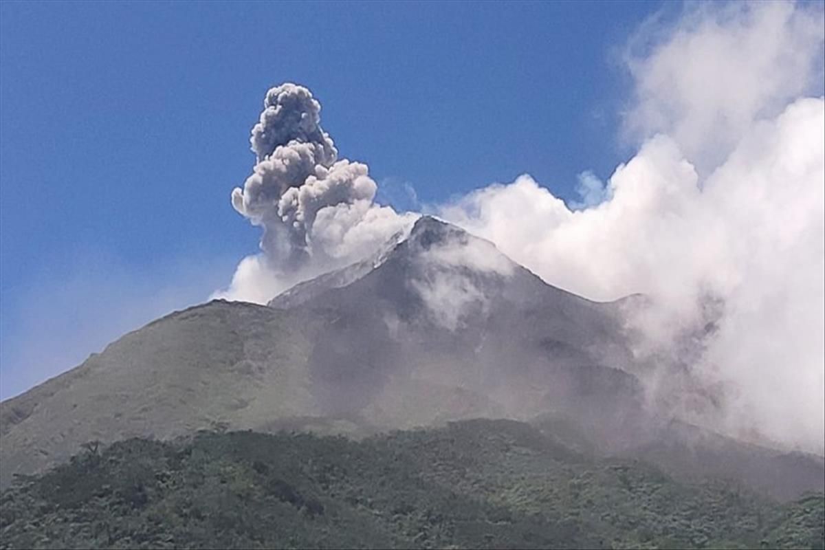 letusan-gunung-karangetang-di-sulawesi-utara-menewaskan-10-orang-ribuan-warga-dievakuasi