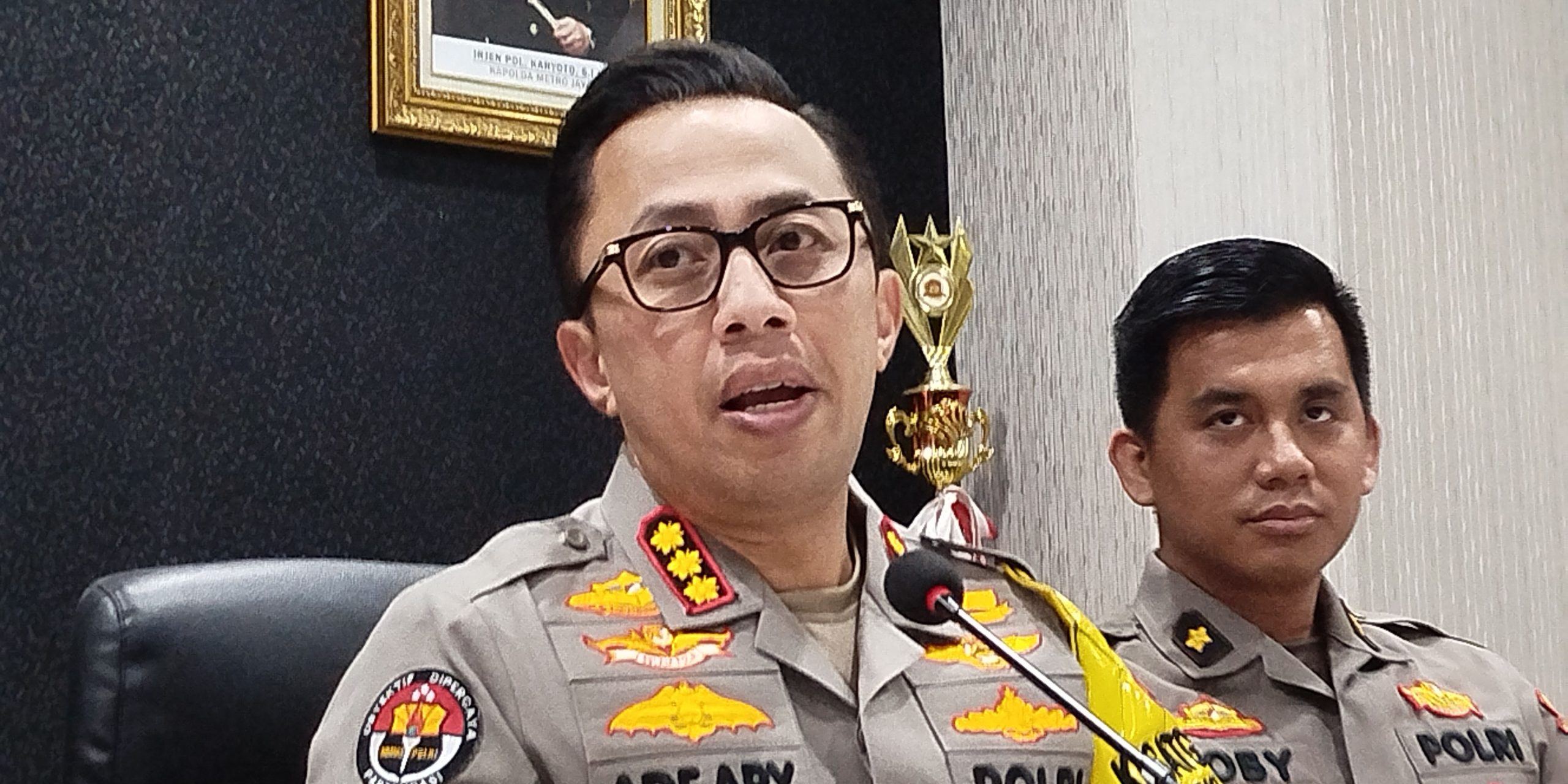 polda-metro-berhasil-tangkap-dpo-judi-online-amankan-barang-bukti-senilai-rp150-miliar-dari-jaringan-pegawai-kemkominfo