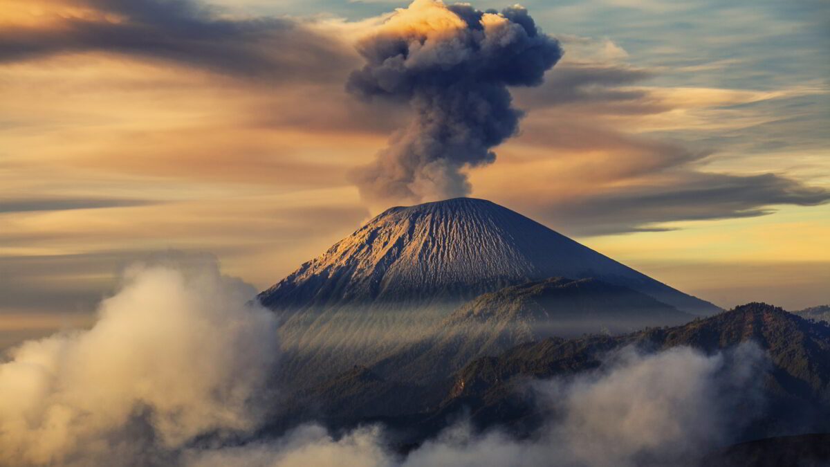 gunung-semeru-meletus-5-kali-kolom-abu-capai-800-meter-di-jawa-timur