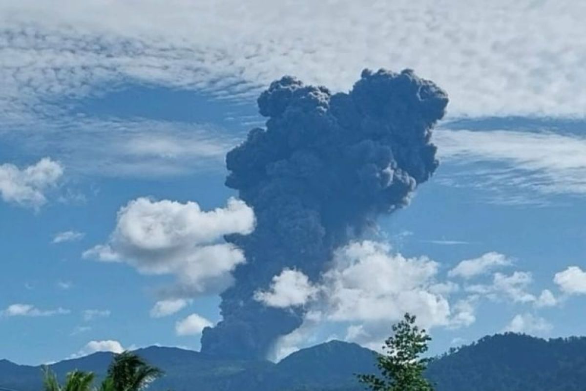 erupsi-gunung-dukono-di-maluku-utara-status-tetap-waspada