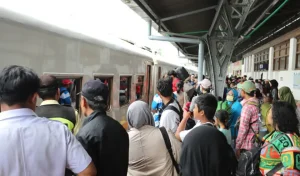 lonjakan-penumpang-kereta-api-selama-nataru-528-000-tiket-terjual-dari-stasiun-gambir-dan-pasar-senen