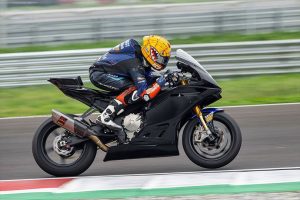 aldi-satya-mahendra-siap-hadapi-world-supersport-2025-dengan-motor-yzf-r9