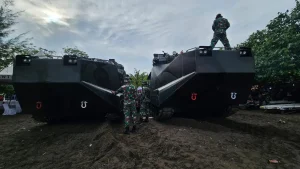 tni-al-mobilisasi-3-tank-amfibi-untuk-bongkar-pagar-laut-ilegal-di-tangerang