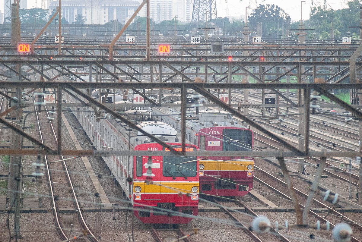 krl-bekasi-terlambat-20-menit-akibat-truk-crane-nyangkut-di-rel-jatinegara