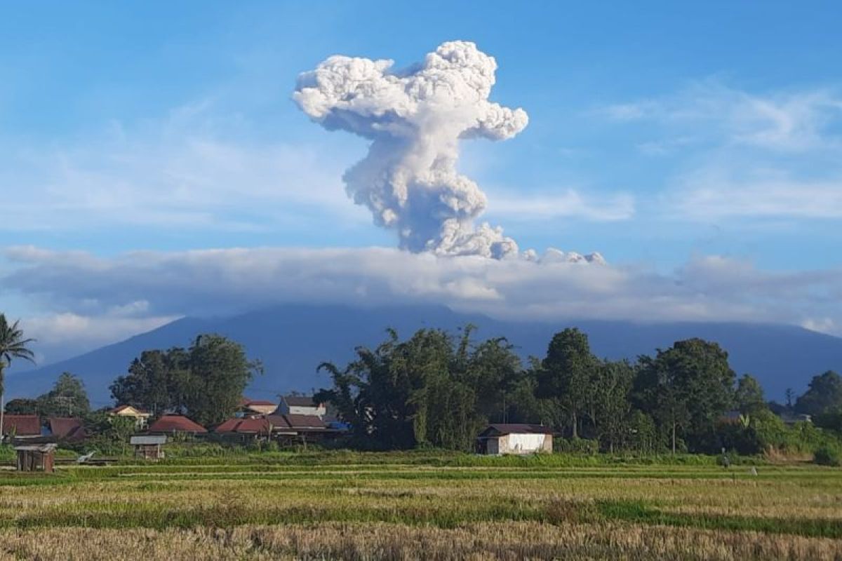 erupsi-gunung-marapi-di-sumbar-tercatat-1-300-meter-hujan-abu-vulkanik-tebal-di-sekitaran-bukittinggi