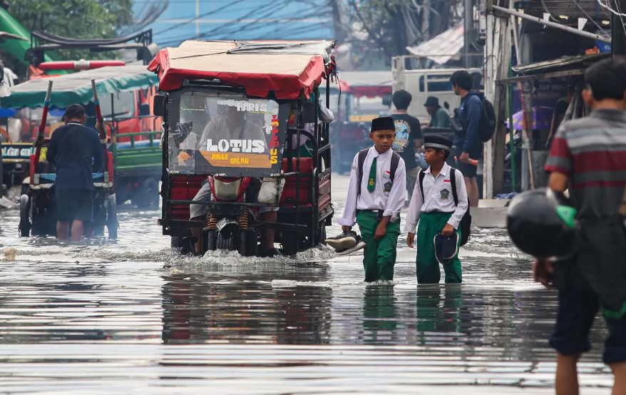 banjir-rob-parah-rendam-muara-baru-warga-jakarta-utara-kesulitan-beraktivitas