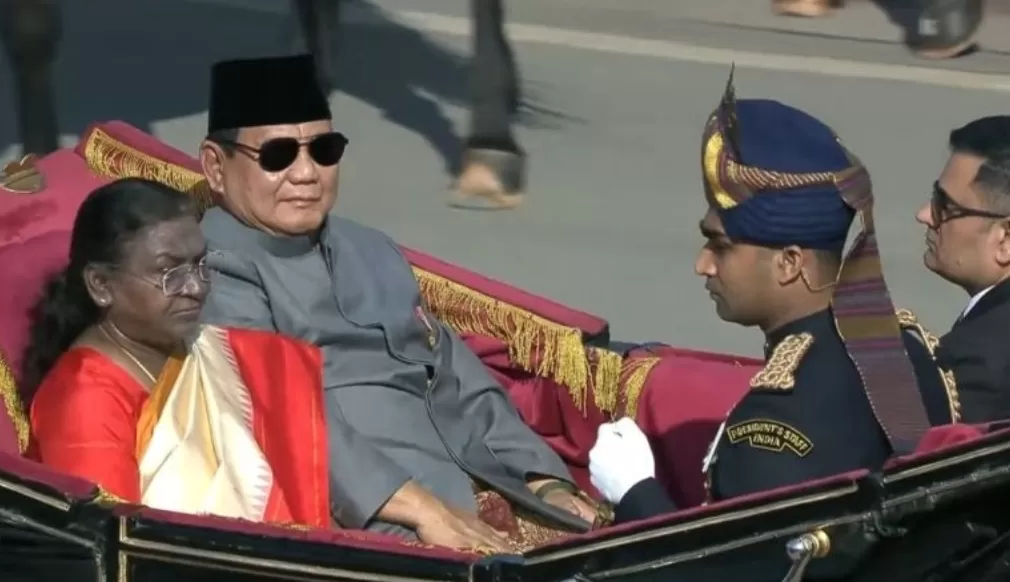 prabowo-dan-presiden-india-droupadi-murmu-naik-kereta-kuda-di-parade-hari-republik-india