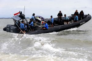 ribuan-personel-gabungan-dan-nelayan-bersama-sama-bongkar-pagar-laut-ilegal-di-tangerang