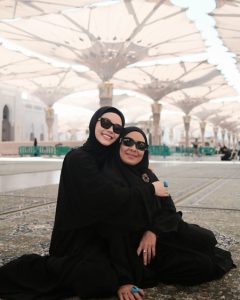 penuh-pesona-alyssa-daguise-jalani-umrah-bersama-ibunda-netizen-puji-kecantikannya