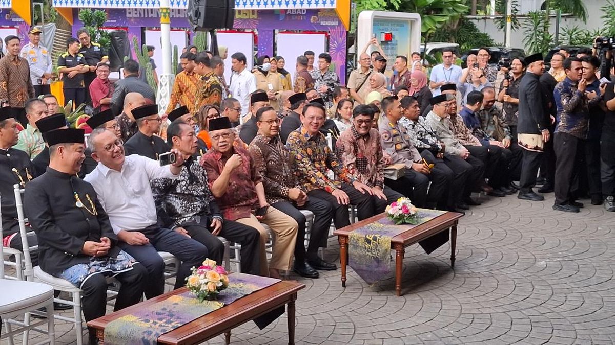 momen-langka-ahok-dan-anies-rayakan-malam-tahun-baru-bersama-di-balai-kota-jakarta