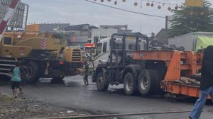 krl-bekasi-terlambat-20-menit-akibat-truk-crane-nyangkut-di-rel-jatinegara