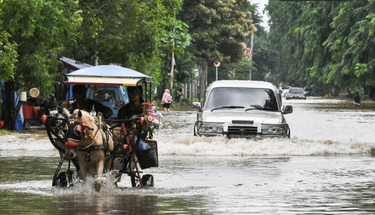 dinsos-jakarta-salurkan-bantuan-psikososial-untuk-penyintas-banjir-di-semper-barat