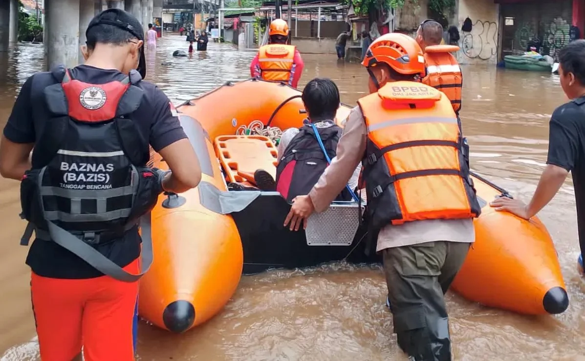 banjir-jakarta-hujan-deras-dan-rob-perparah-genangan-1-850-warga-terpaksa-mengungsi