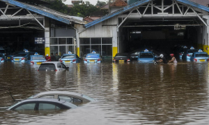 banjir-jakarta-hujan-deras-dan-rob-perparah-genangan-1-850-warga-terpaksa-mengungsi