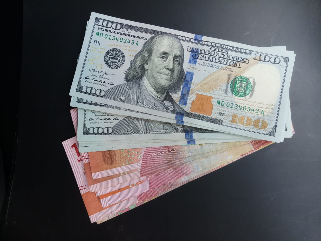 dolar-as-gempur-rupiah-nilai-tukar-capai-rp17-000-di-tengah-aksi-kabur-investor-asing